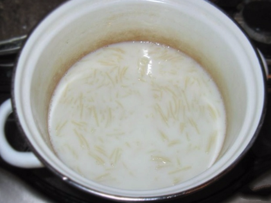 В кипящую молочную смесь выкладываем отварную вермишель