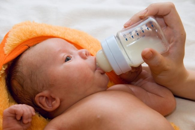 Кормление из бутылочки материнским молоком