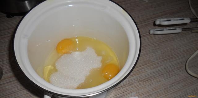 Ягодный пирог на молоке рецепт с фото 2-го шага 