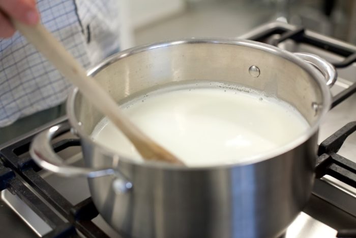 Почему быстро киснет молоко у коровы?