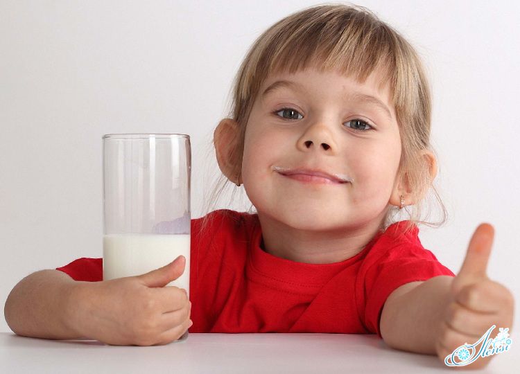 девочка любит молоко