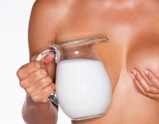 Кувшин молока и женская грудь