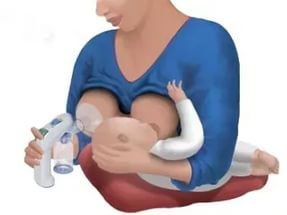 Одновременное кормление младенца и сцеживание молока