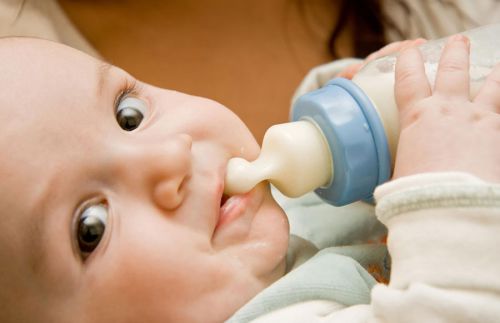 Ребенка кормят из бутылочки
