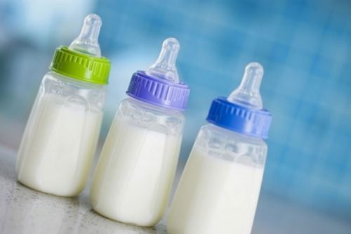 Молоко в бутылочках