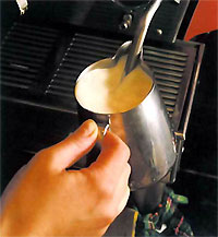 Подготовка молока для таких напитков, как капучино, латте и др., требует
не меньше навыков, чем приготовление эспрессо. 