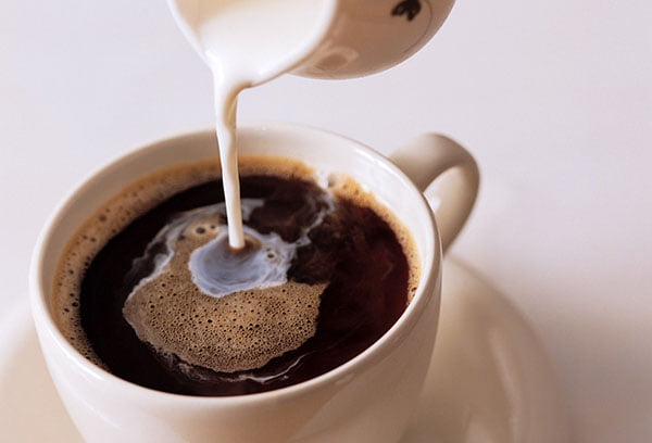 Добавление молока в кофе