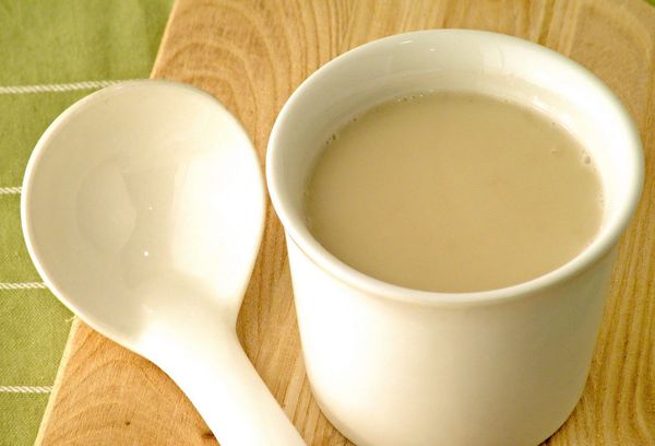 белая чашка с топленным молоком