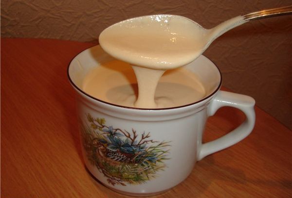 чашка с топленным молоком
