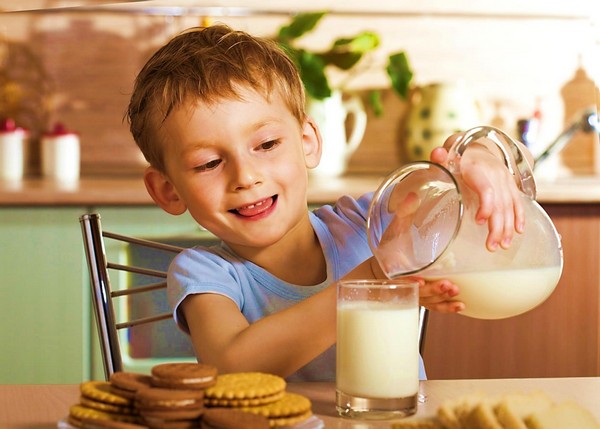 Дети любят молоко с печеньем