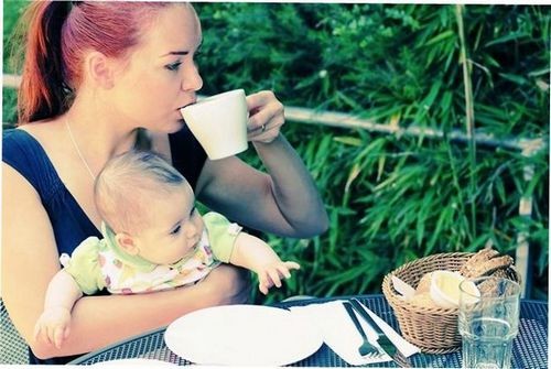 Кормящие матери тоже могут пить чай с молоком