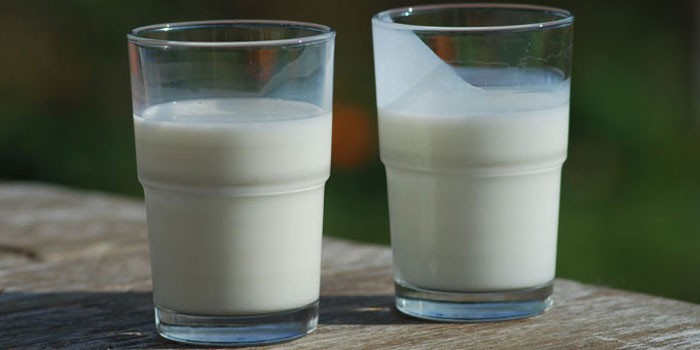 Молоко в стаканах