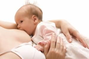 Кормить ребенка грудным молоком во сне