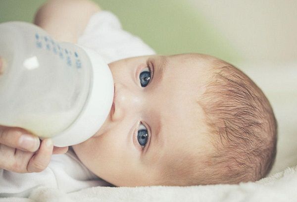 малыш пьет молоко
