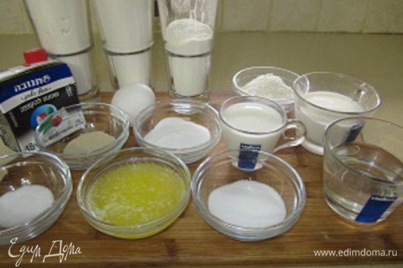 Для теста берем: муки 400 грамм (это около 2.5 стакана), молоко и сливки по 75 мл, дрожжи 1 чайная ложка, масло сливочное 40 грамм, сухое молоко 2 столовые ложки (можно обойтись и без, но... придают таки приятный нюанс и аромат), 1 яйцо, сахар 1.5 ст. ложки, соль 1 чайная ложка. Для мучной заварки (есть, конечно, этому продукту специальное, и вероятно очень красивое название, но я , увы, его никак не могу запомнить. Конечно же прошу за это у Вас прощение, но на вкусе, моя забывчивость не отражается. Клянусь!) надо: 2 столовые ложки (с горкой муки и по 75 мл. воды и молока. Первым делом варим мучную заварку... в простонародье клейстер... Звучит грубо, но по сути совершенно точно. Итак в огнеупорную мисочку насыпаем 2 ложки муки и вливаем туда смешанные воду с молоком. Хорошенько размешиваем, стараясь избавиться от навязчивых комочков