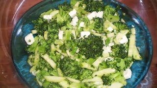 Зеленый салат из брокколи..огурца и зеленого лука с брынзой!