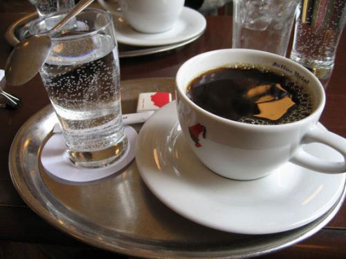 Чашка кофе и стакан воды