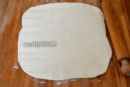 Из подошедшего теста начинаем формировать батон. Рабочую поверхность припылить мукой, выложить тесто и раскатать в пласт толщиной примерно 0,5 см.