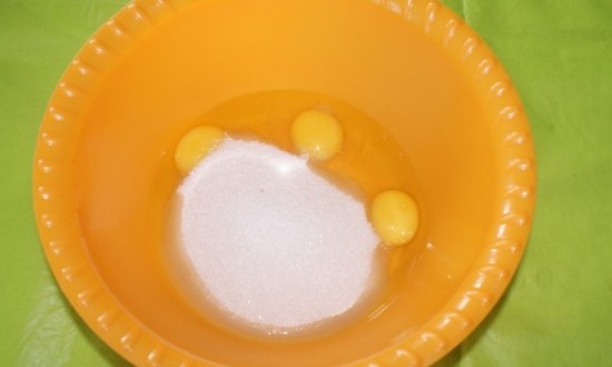 соединить яйца с сахаром